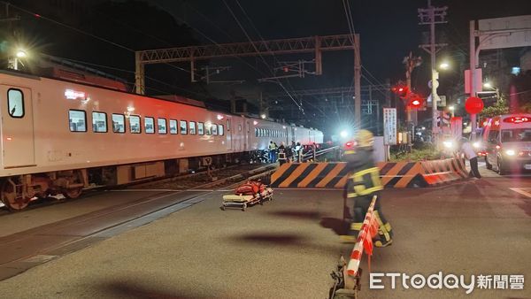 ▲▼瑞芳平交道行人遭自強號火車撞、身首分離。（圖／記者郭世賢翻攝）