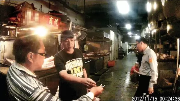 警方在阿來（中）攤位上的豬腸裡翻出吸管，人贓俱獲。（翻攝畫面）