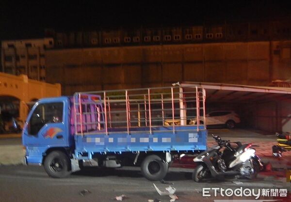 ▲▼高雄女騎士自撞貨車不治。（圖／記者陳宏瑞翻攝）