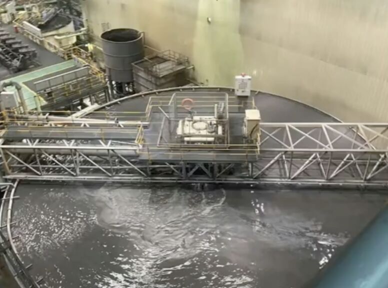 ▲大陸東北大學6名學生在參學過程中掉入滿是礦漿的浮選槽內溺亡。（圖／翻攝微博）