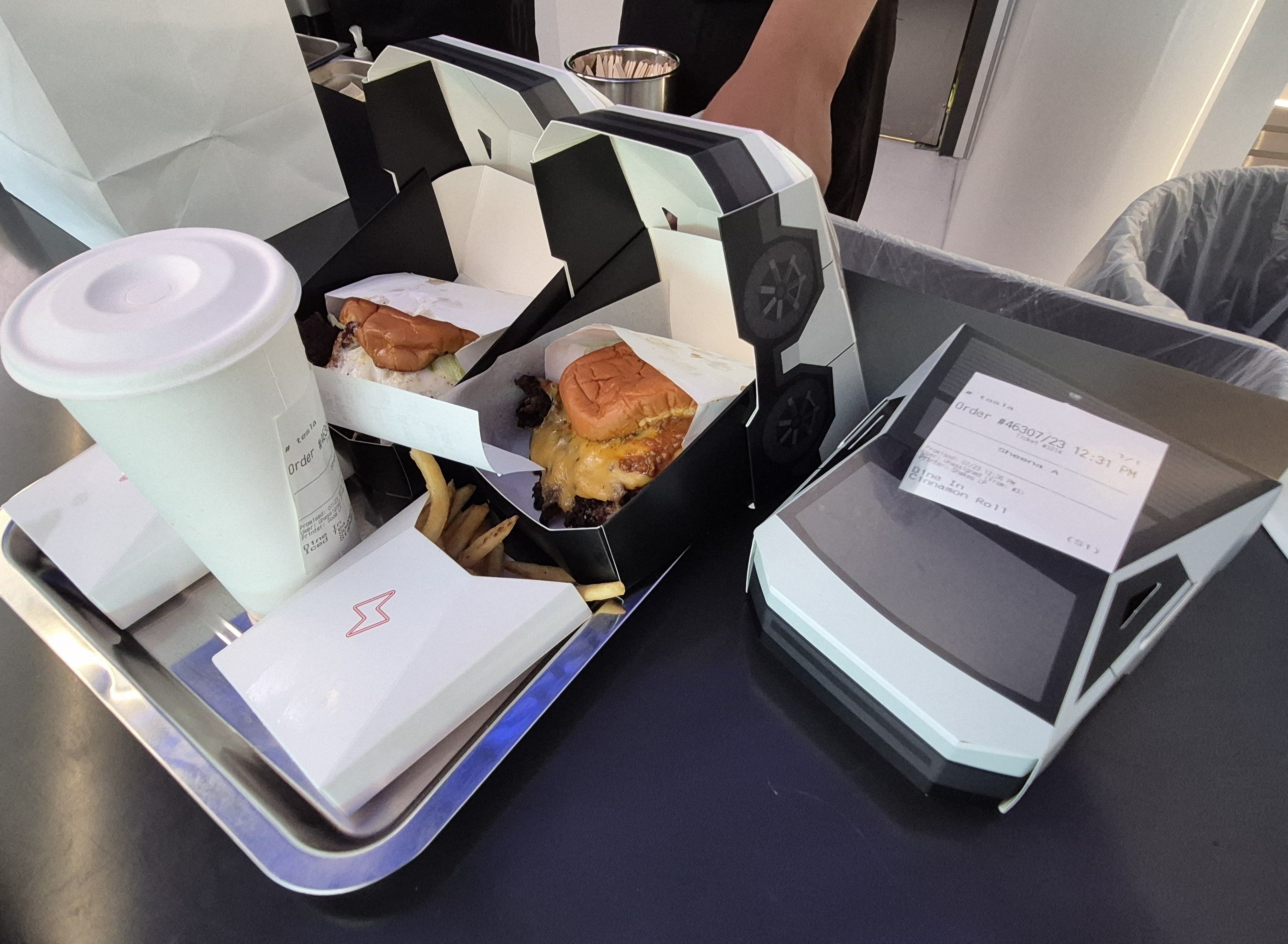 ▲▼Tesla Diner提供的餐點,顧客在餐廳內用餐。(圖/達志影像)