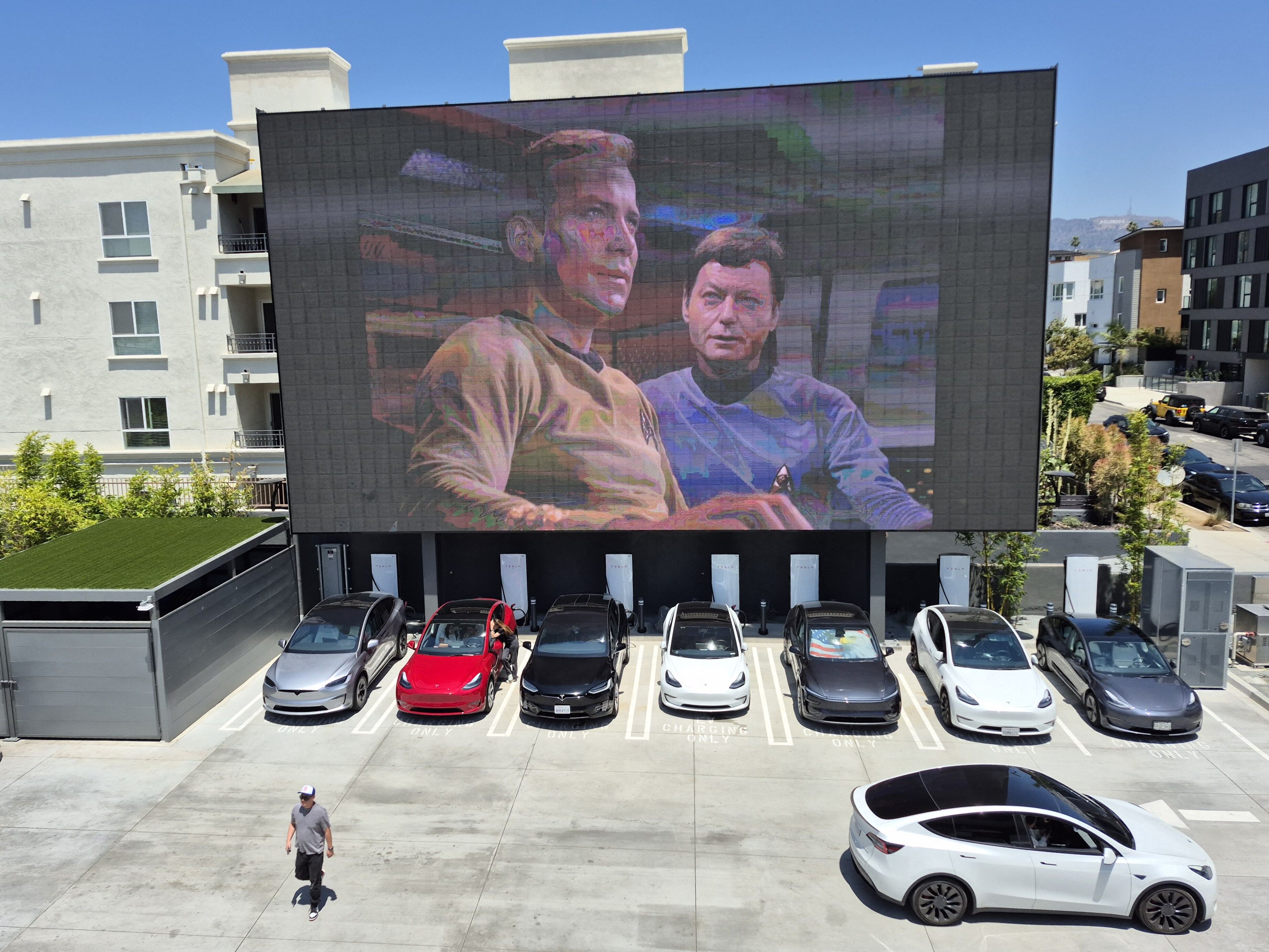 ▲▼Tesla Diner能讓顧客一邊欣賞電影、一邊等候汽車充電。(圖/達志影像)