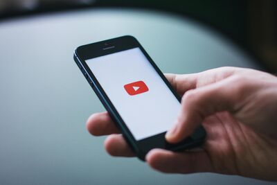 觀看習慣出賣了你？YouTube擴大青少年保護　AI年齡辨識功能上線　