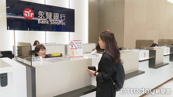 ▲▼永豐銀行,永豐金控,銀行櫃檯。（圖／記者姜國輝攝）