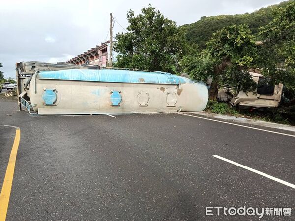 ▲▼頭城鎮濱海路一段水泥車側翻。（圖／記者游芳男翻攝，下同）