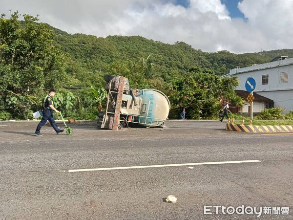 ▲▼頭城鎮濱海路一段水泥車側翻。（圖／記者游芳男翻攝，下同）