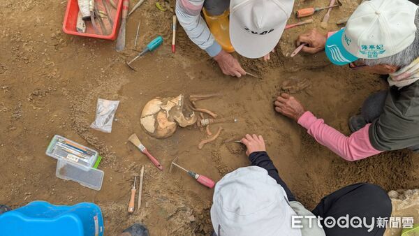 ▲文資處於中西區大銃段進行文資調查作業，期間發現清至日治時期人骨，已依法處理。（記者林東良翻攝，下同）