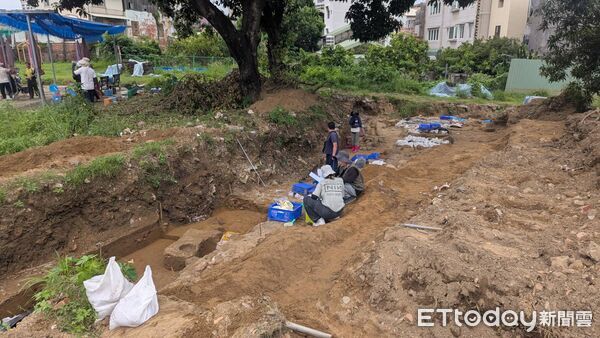 ▲文資處於中西區大銃段進行文資調查作業，期間發現清至日治時期人骨，已依法處理。（記者林東良翻攝，下同）