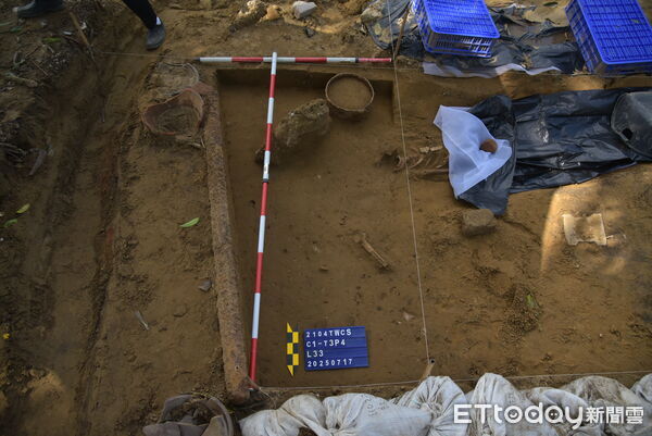 ▲文資處於中西區大銃段進行文資調查作業，期間發現清至日治時期人骨，已依法處理。（記者林東良翻攝，下同）