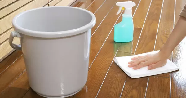 一名媳婦正在擦地板，卻被婆婆狠酸，老公隨即反嗆媽媽。（示意圖／Photo AC）