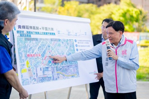 ▲張善政會勘青埔捷運青線