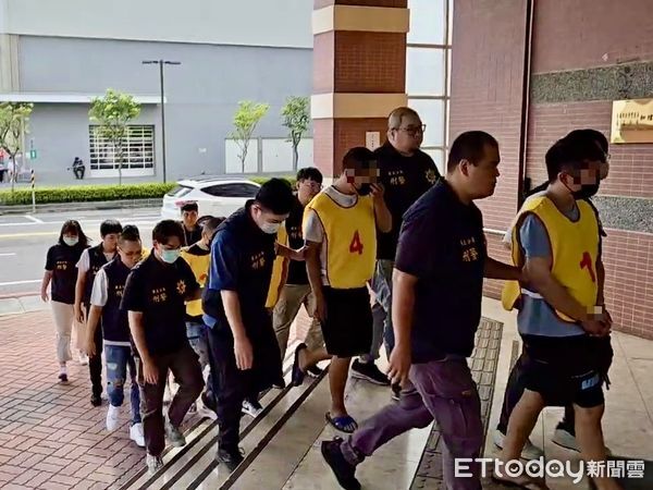 ▲台南市警局啟動全市性掃黑、肅槍、緝賭、詐團，跨縣市拘提行動成果豐碩。（圖／記者林東良翻攝，下同）