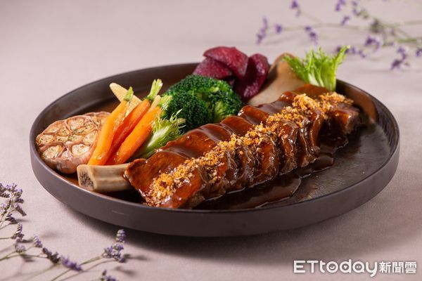 ▲林口亞昕福朋喜來登酒店二樓「聚味軒」新菜聚味私房帶骨牛小排、羊肚菌花雕澄清雞湯、金桔柚子沙丹蝦。（圖／林口亞昕福朋喜來登提供）