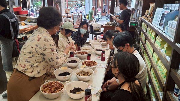▲大稻埕夏日節8/6登場！串聯50店家推優惠、悠遊付享20%回饋，還有限定手作+老屋攀岩。（圖／觀傳局提供）