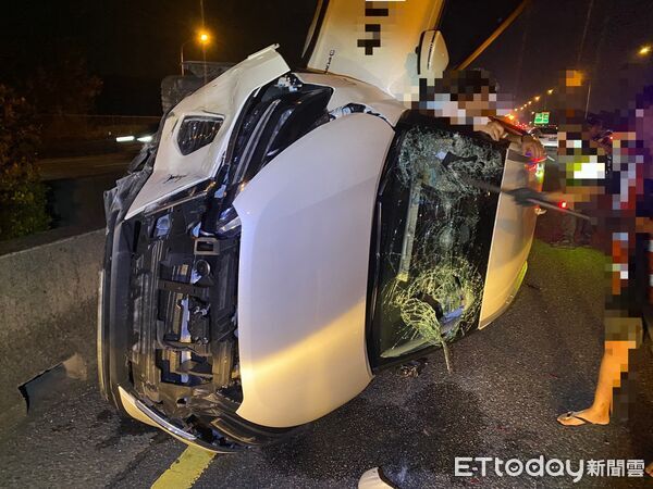 ▲國道1號台南段發生自小客車擦撞事故，雙方駕駛輕傷送醫。（記者林東良翻攝，下同）