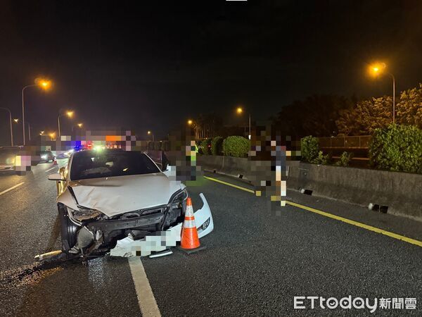 ▲國道1號台南段發生自小客車擦撞事故，雙方駕駛輕傷送醫。（記者林東良翻攝，下同）