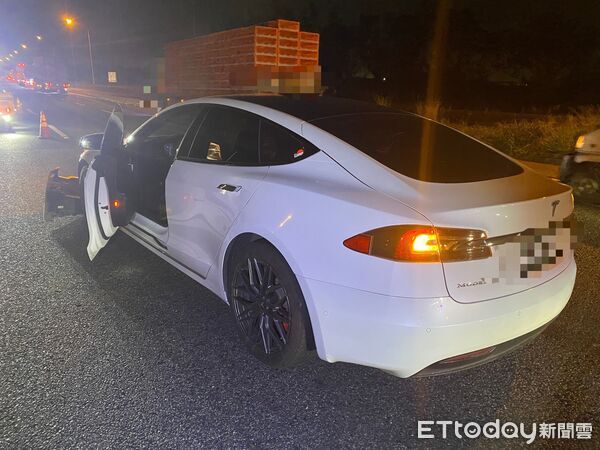 ▲國道1號台南段發生自小客車擦撞事故，雙方駕駛輕傷送醫。（記者林東良翻攝，下同）