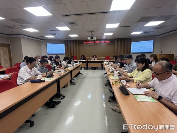 ▲▼分科測驗歷史科第14題因提問不夠周延送分。（圖／記者許敏溶攝）