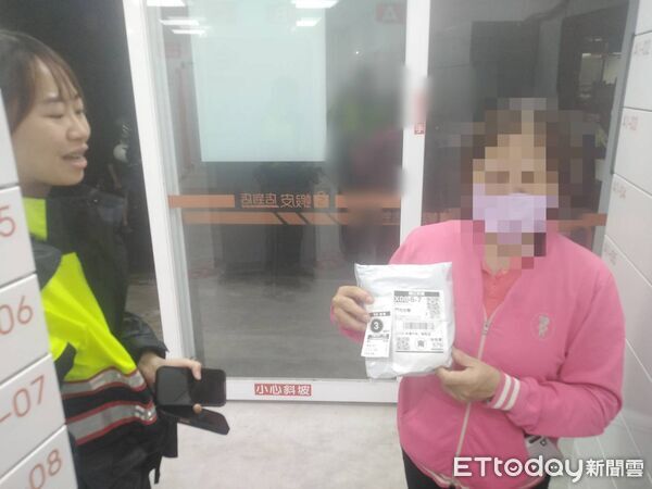 ▲東港警幫陳女順利領發包裹。（圖／記者陳崑福翻攝）