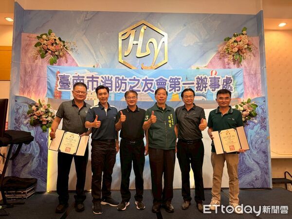 ▲南消消防之友會頒發獎勵金慰勞防人員，感謝其於颱風期間英勇救災。（圖／記者林東良翻攝，下同）