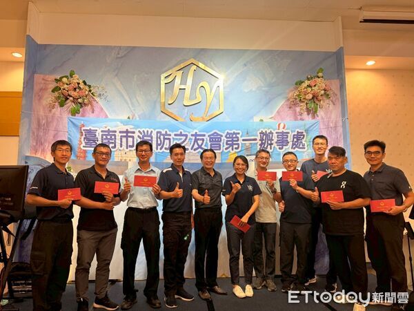 ▲南消消防之友會頒發獎勵金慰勞防人員，感謝其於颱風期間英勇救災。（圖／記者林東良翻攝，下同）