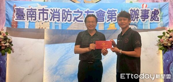 ▲南消消防之友會頒發獎勵金慰勞防人員，感謝其於颱風期間英勇救災。（圖／記者林東良翻攝，下同）