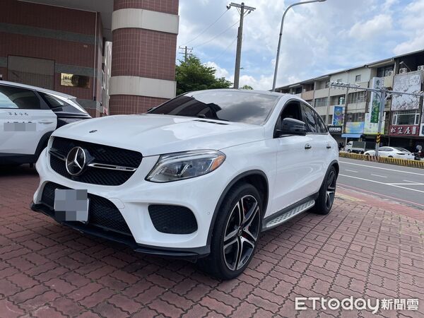 ▲台南分署受檢方囑託將拍賣多輛扣押車輛與機具，2018年AMG GLE43賓士車、KOMATSU、KOBELCO等挖土機及多輛聯結車將公開拍賣，民眾可於拍賣日前先行觀覽。（記者林東良翻攝，下同）