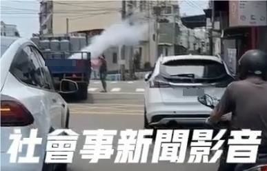▲貨車上瓦斯桶氣體外洩，民眾發現趕忙告知駕駛。（圖／翻攝自社會事新聞影音）
