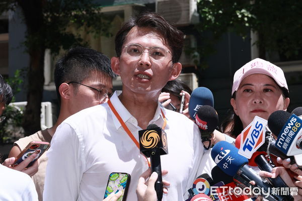 ▲▼黃國昌陪同王鴻薇車隊掃街（圖／記者劉亮亨攝）