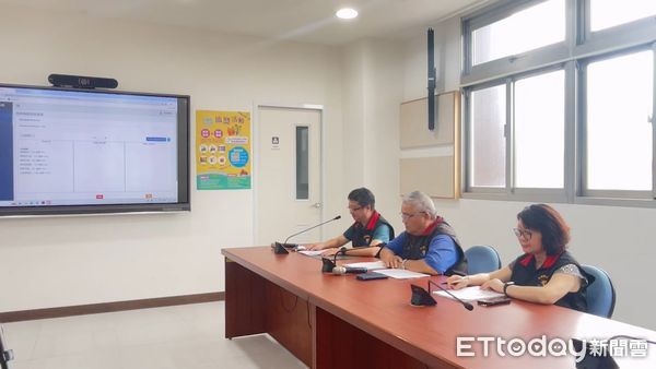 ▲抽獎活動由環保局空氣噪音防制科科長林蔡毓親自主持並由政風室主任擔任監核人員，活動全程錄影。（圖／花蓮縣政府提供，下同）