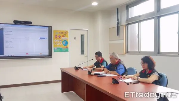 ▲抽獎活動由環保局空氣噪音防制科科長林蔡毓親自主持並由政風室主任擔任監核人員，活動全程錄影。（圖／花蓮縣政府提供，下同）