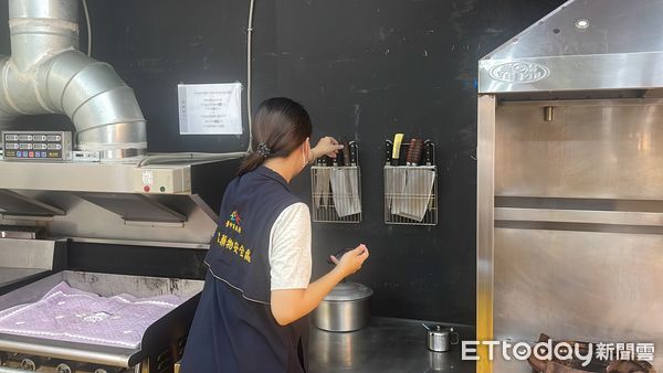 ▲▼    豐原區烤鴨店疑似食品中毒 食安處勒令停業、最高可開罰2億並移送法辦         。（圖／記者鄧木卿翻攝）