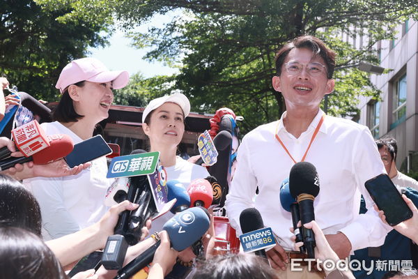 ▲黃國昌主席、高金素梅委員陪同王鴻薇車隊掃街（圖／記者劉亮亨攝）