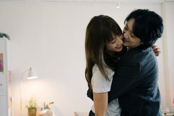 ▲瑞瑪席丹與趙逸嵐在《親密之海》有不少親密戲。（圖／CATCHPLAY+提供）