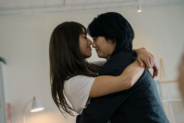 ▲瑞瑪席丹與趙逸嵐在《親密之海》有不少親密戲。（圖／CATCHPLAY+提供）