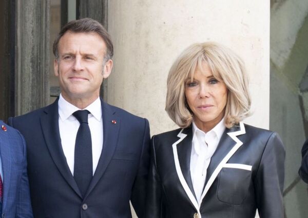 47歲的馬克宏（左）與72歲的碧姬（右）是師生戀。（翻攝X@EmmanuelMacron）