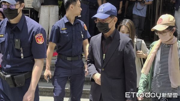 ▲▼台北地院審理京華城案，今（24日）排定涉案的台北市前副市長彭振聲作證，因程序瑕疵及喪妻之痛未平復而改期，彭振聲離開北院時神情漠然，在押的柯文哲、應曉薇與剛交保的李宗文等人均白跑一趟，民眾黨立委張啟楷庭外受訪批合議庭不給彭振聲作證。（圖／記者黃哲民攝）