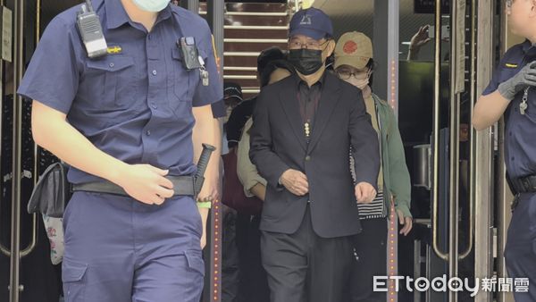 ▲▼台北地院審理京華城案，今（24日）排定涉案的台北市前副市長彭振聲作證，因程序瑕疵及喪妻之痛未平復而改期，彭振聲離開北院時神情漠然，在押的柯文哲、應曉薇與剛交保的李宗文等人均白跑一趟，民眾黨立委張啟楷庭外受訪批合議庭不給彭振聲作證。（圖／記者黃哲民攝）