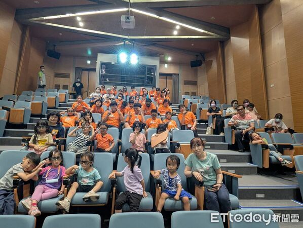 ▲台南市左鎮化石園區推出3D電影《Dinosaur 3D》，帶領觀眾穿越恐龍時代。（記者林東良翻攝，下同）