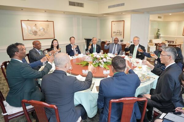 ▲▼外交部長林佳龍（右）會見索馬利蘭共和國外交暨國際合作部長巴卡曼（H.E. Abdirahman Dahir Adam，左）所率訪團，並就台索雙邊合作深入交換意見。訪問團接受外交部政務次長吳志中款宴。（圖／外交部提供）