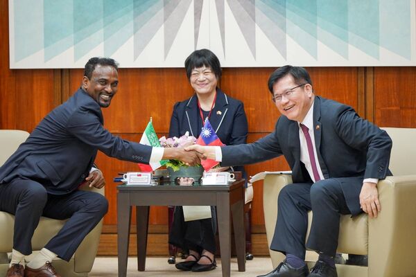 ▲▼外交部長林佳龍（右）會見索馬利蘭共和國外交暨國際合作部長巴卡曼（H.E. Abdirahman Dahir Adam，左）所率訪團，並就台索雙邊合作深入交換意見。訪問團接受外交部政務次長吳志中款宴。（圖／外交部提供）