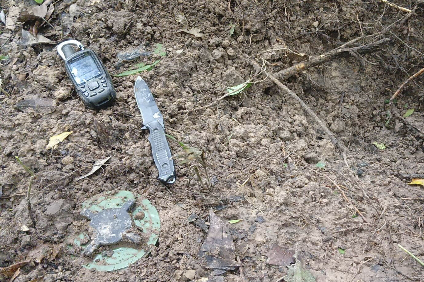 ▲▼泰國軍方7月20日在烏汶叻差他尼府一處邊境地區視察,發現疑似柬埔寨新埋設的2枚地雷。(圖/達志影像/美聯社)