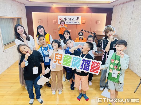 ▲小學員進入錄音室錄製Podcast節目，聚焦永續發展目標，聲音中充滿創意與思辨。（記者林東良翻攝，下同）