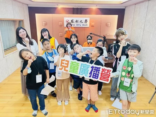 ▲小學員進入錄音室錄製Podcast節目，聚焦永續發展目標，聲音中充滿創意與思辨。（記者林東良翻攝，下同）