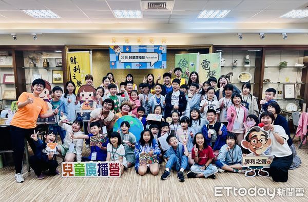 ▲小學員進入錄音室錄製Podcast節目，聚焦永續發展目標，聲音中充滿創意與思辨。（記者林東良翻攝，下同）