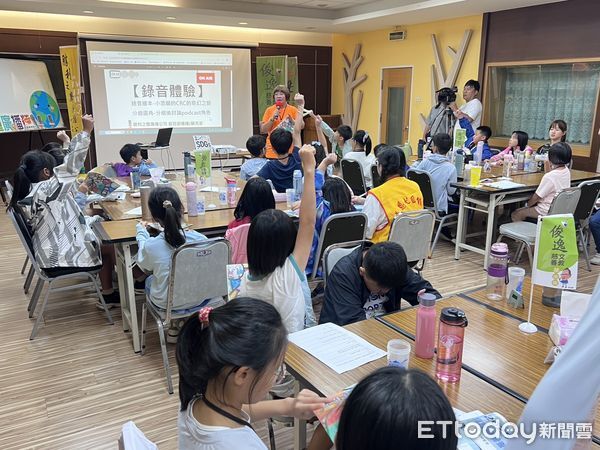 ▲小學員進入錄音室錄製Podcast節目，聚焦永續發展目標，聲音中充滿創意與思辨。（記者林東良翻攝，下同）