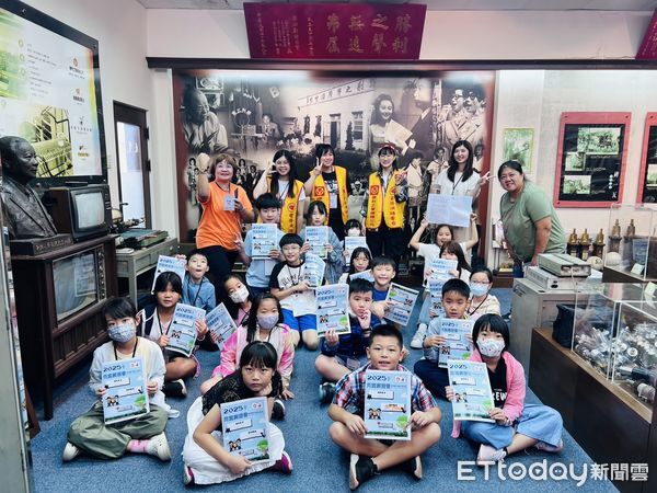 ▲小學員進入錄音室錄製Podcast節目，聚焦永續發展目標，聲音中充滿創意與思辨。（記者林東良翻攝，下同）