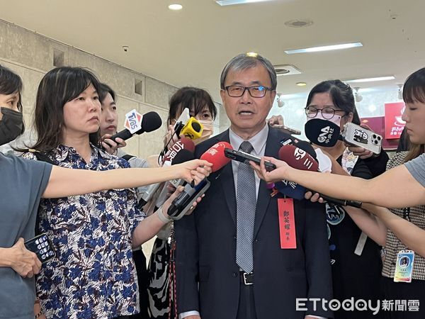 ▲▼中國搶我世大運選手賀電，教長鄭英耀怒批：野蠻、土匪。（圖／記者許敏溶攝）