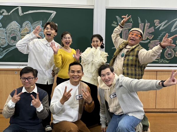 ▲▼選手里長阿翔仔（前排左起）、瑋德、懿霽與黃豪平（後排左起）、不知火、Albee、評審長舜哥。（圖／公視台與台提供）