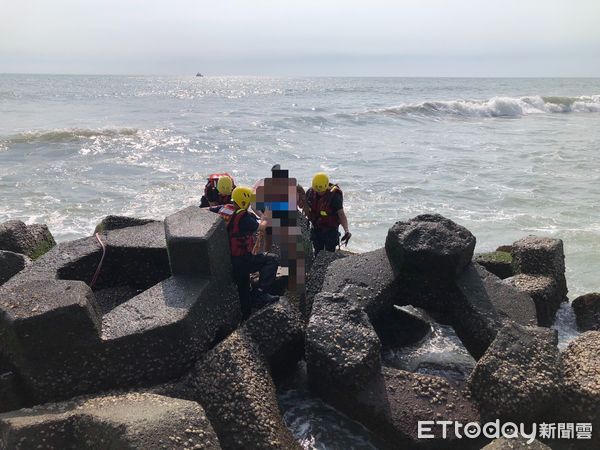 ▲▼台南黃金海岸3人落海，2獲救1失蹤。（圖／記者林東良翻攝)